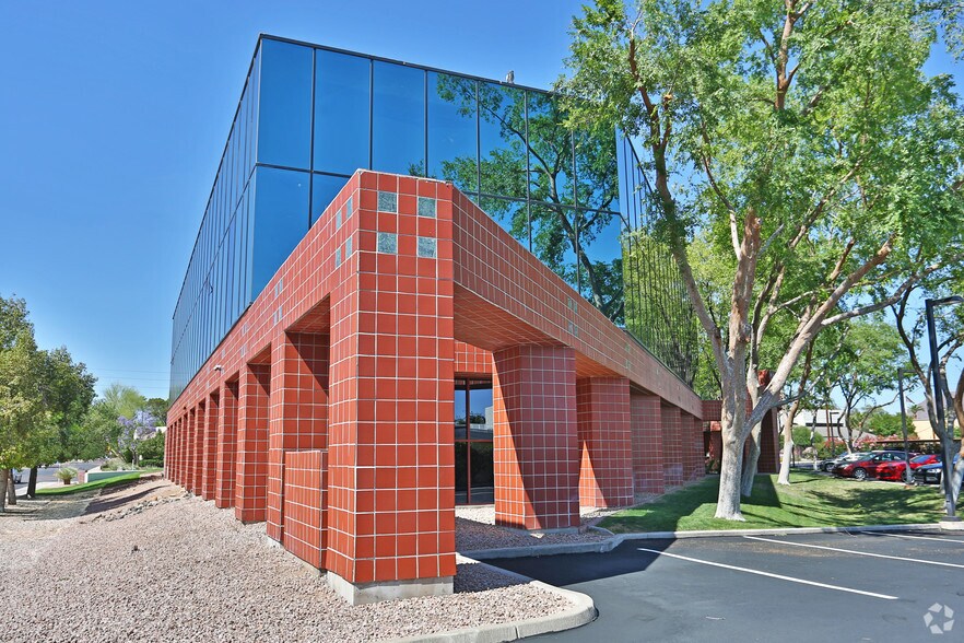 2601 E Thomas Rd, Phoenix, AZ à louer - Photo de l’immeuble – Image 2 sur 7
