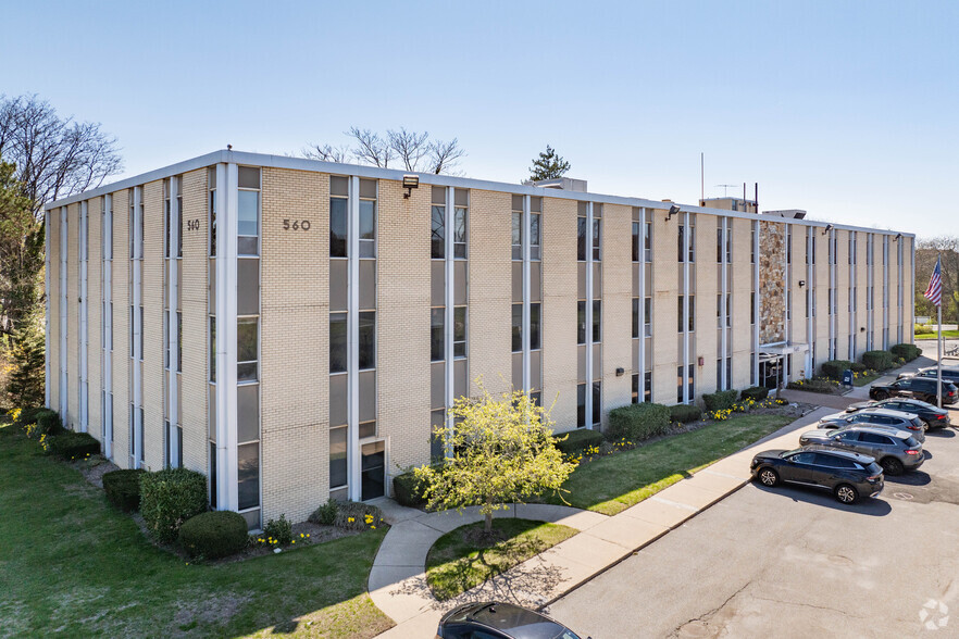 560 Broadhollow Rd, Melville, NY à vendre - Photo de l’immeuble – Image 1 sur 21