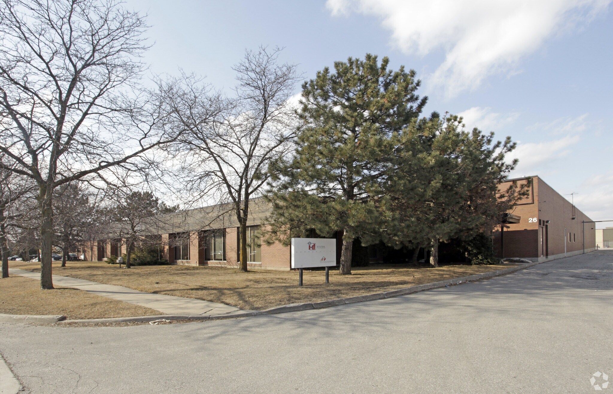 26 Claireville Dr, Toronto, ON à louer Photo principale– Image 1 sur 9