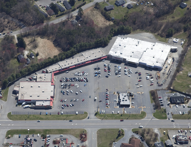 2133 Rockford St, Mount Airy, NC à louer - Photo de l’immeuble – Image 2 sur 7