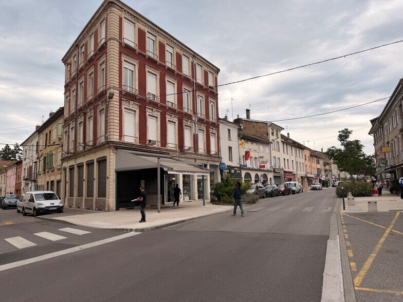 Local commercial dans Bourgoin Jallieu à louer - Photo de l’immeuble – Image 1 sur 8