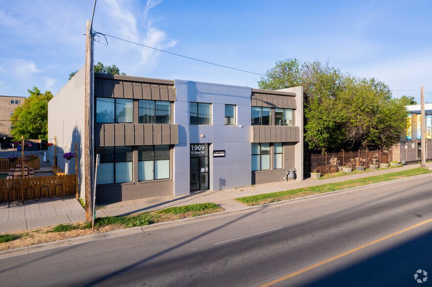 1909 10th Ave SW, Calgary, AB à vendre - Photo principale – Image 1 sur 25