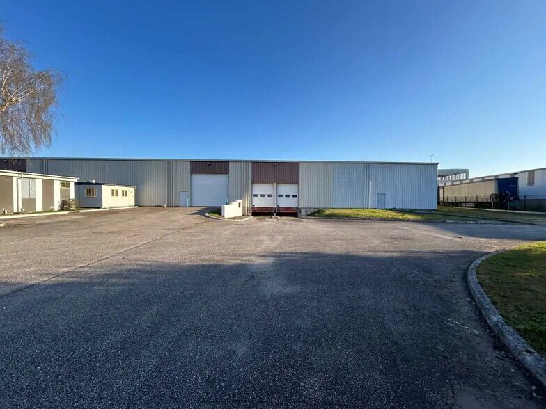 Local d’activités dans Oissel à louer - Photo de l’immeuble – Image 1 sur 10