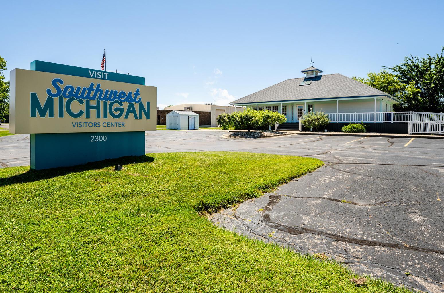 2300 Pipestone Rd, Benton Harbor, MI à vendre Photo principale– Image 1 sur 42