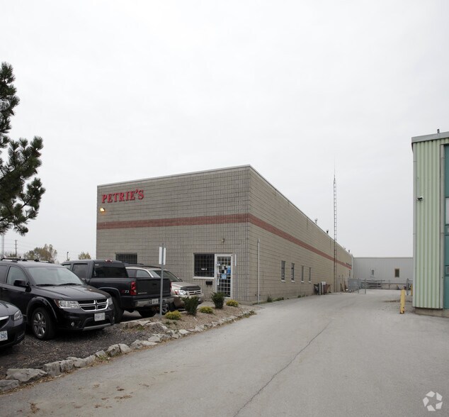 740 Weller Crt, Oakville, ON à vendre - Photo de l’immeuble – Image 2 sur 2