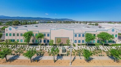 400 E Parkridge Ave, Corona, CA à louer Photo de l’immeuble– Image 2 sur 7
