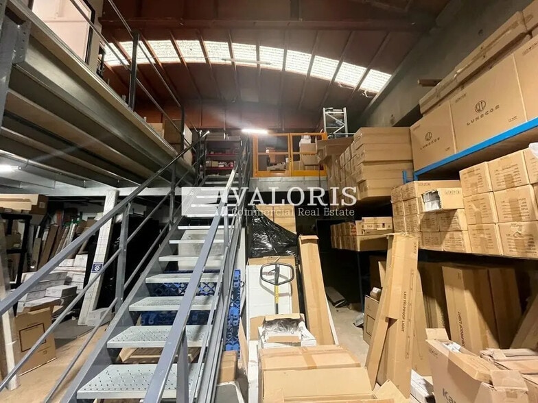 Local d'activités dans Saint-Priest à vendre - Photo de l’immeuble – Image 3 sur 12