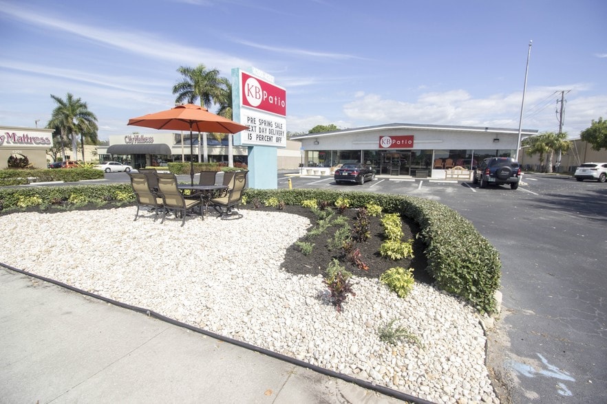 4200 Tamiami Trl N, Naples, FL à vendre - Photo de l’immeuble – Image 2 sur 11