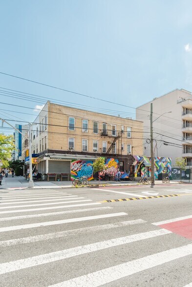 2102 30th Ave, Long Island City, NY à vendre - Photo de l’immeuble – Image 2 sur 34