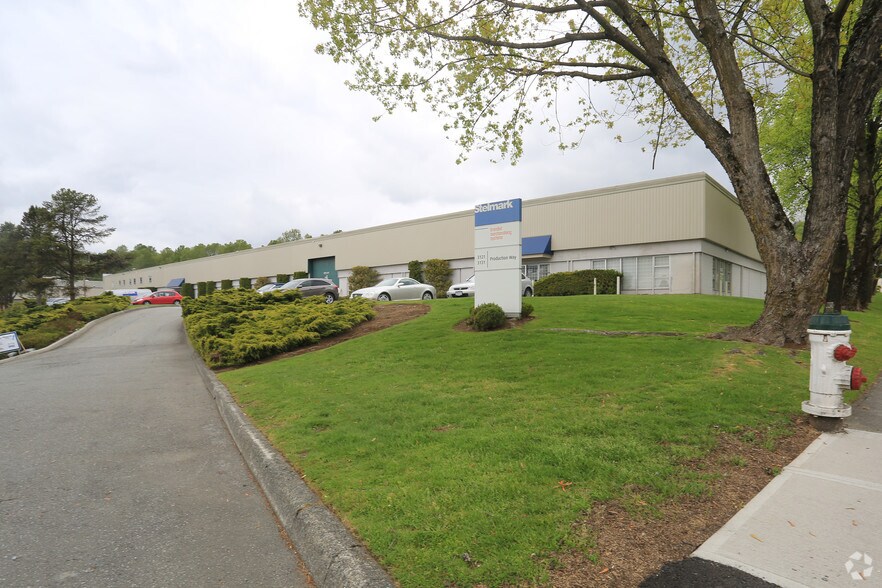 3121-3149 Production Way, Burnaby, BC à louer - Photo de l’immeuble – Image 2 sur 5