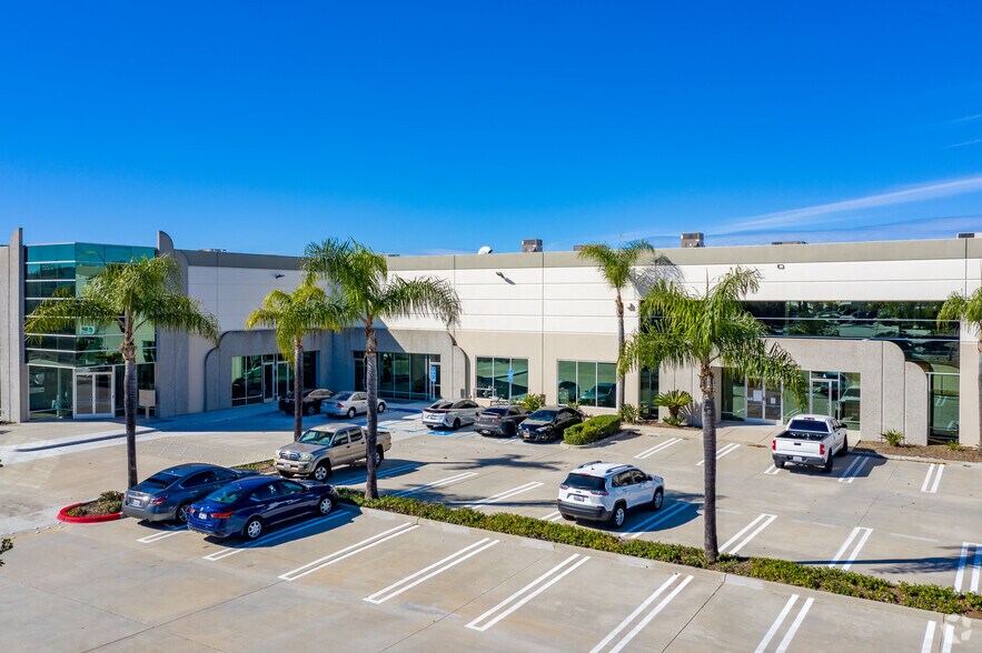 2611 Commerce Way, Vista, CA à louer - Photo de l’immeuble – Image 3 sur 6