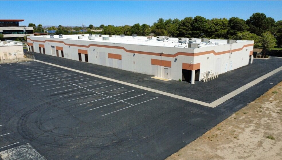 340 E Avenue I, Lancaster, CA à vendre - Photo de l’immeuble – Image 2 sur 10