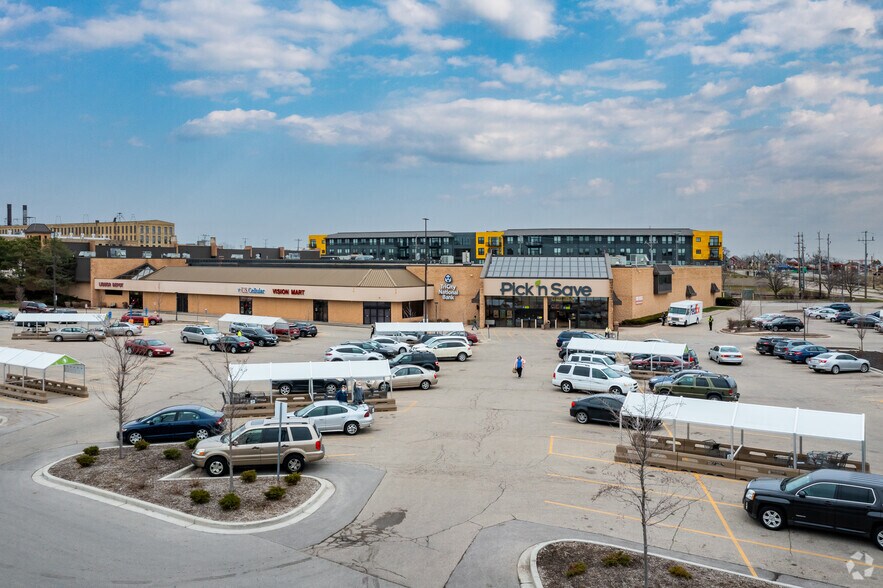 6743 W Greenfield Ave, West Allis, WI à louer - Photo de l’immeuble – Image 2 sur 9