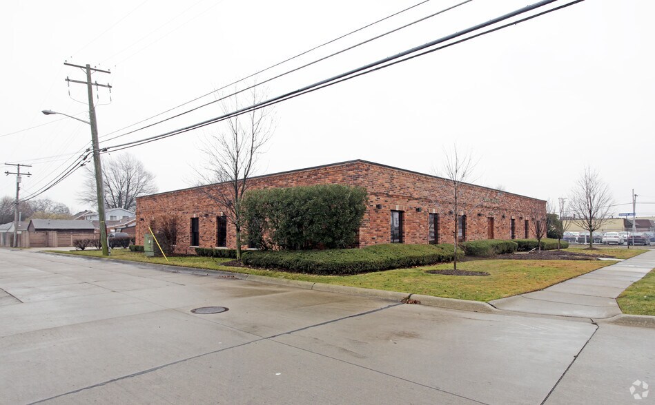 24000 Greater Mack Ave, Saint Clair Shores, MI à louer - Photo principale – Image 1 sur 2