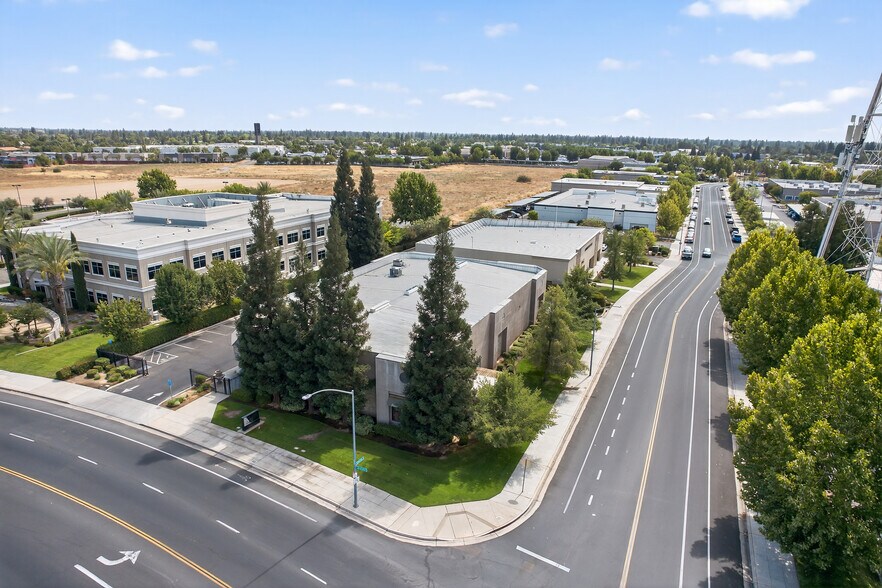 655 W Alluvial Ave, Fresno, CA à vendre - Photo de l’immeuble – Image 3 sur 10