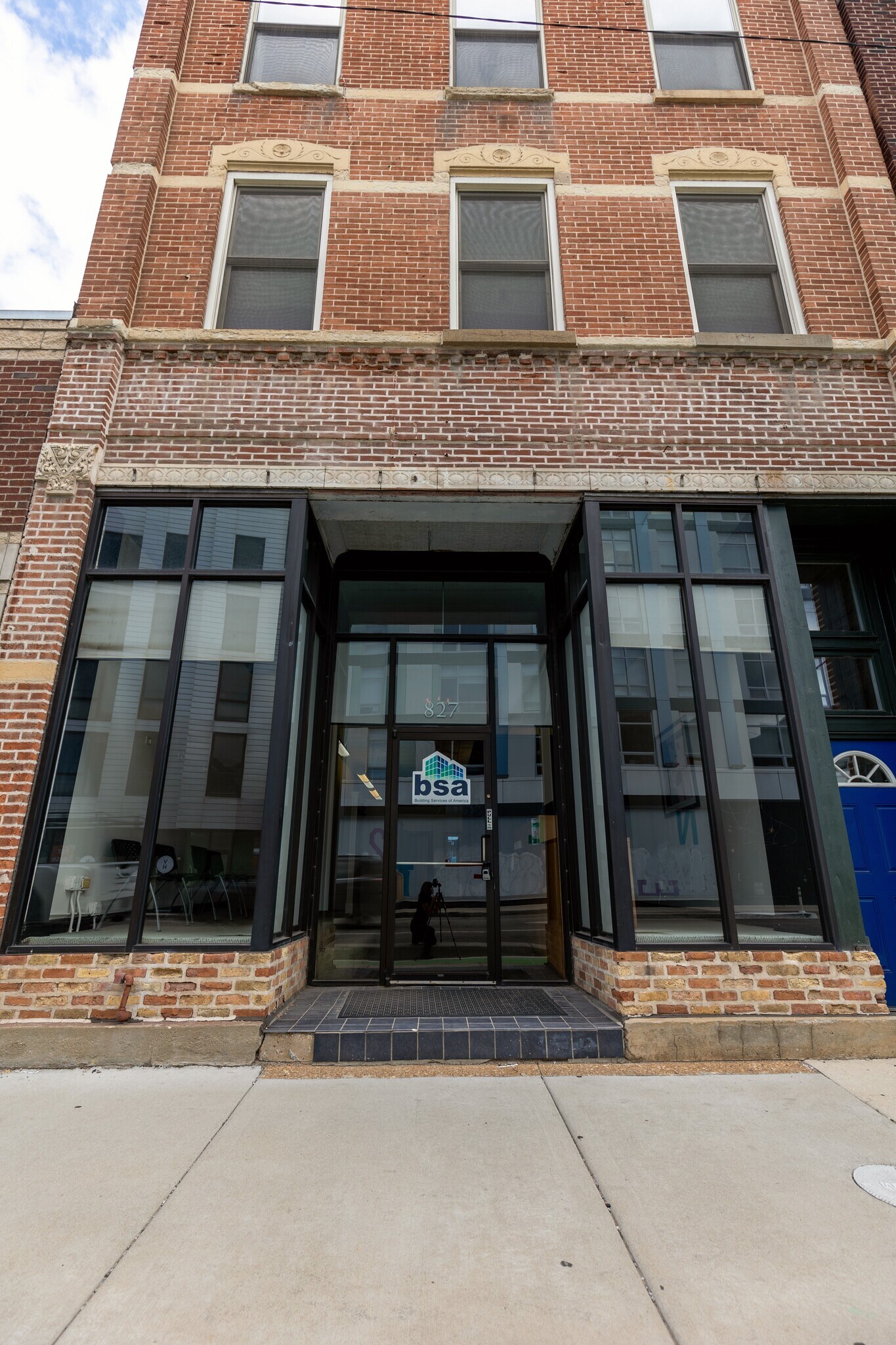 827 N Milwaukee Ave, Chicago, IL à vendre Photo de l’immeuble– Image 1 sur 2