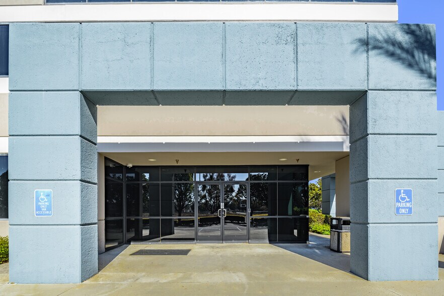 1260 S Dupont Ave, Ontario, CA à louer - Photo de l’immeuble – Image 3 sur 11
