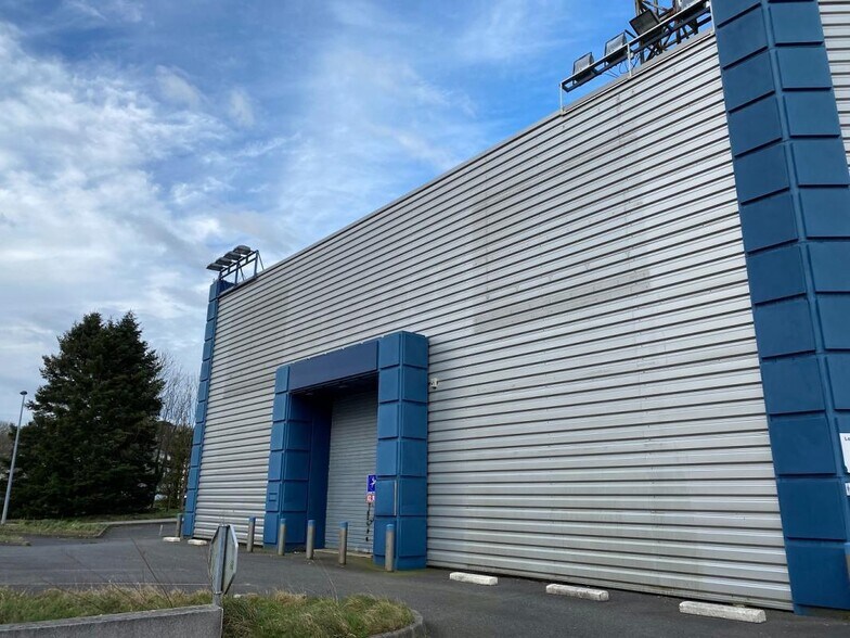 Local commercial dans Saint-Martin-des-Champs à louer - Photo de l’immeuble – Image 2 sur 2