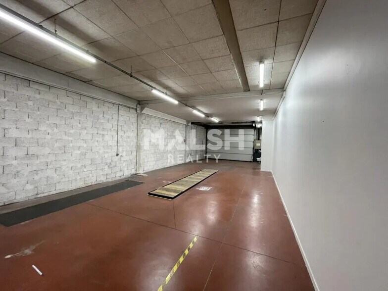 Local d’activités dans Givors à louer - Photo de l’immeuble – Image 3 sur 7