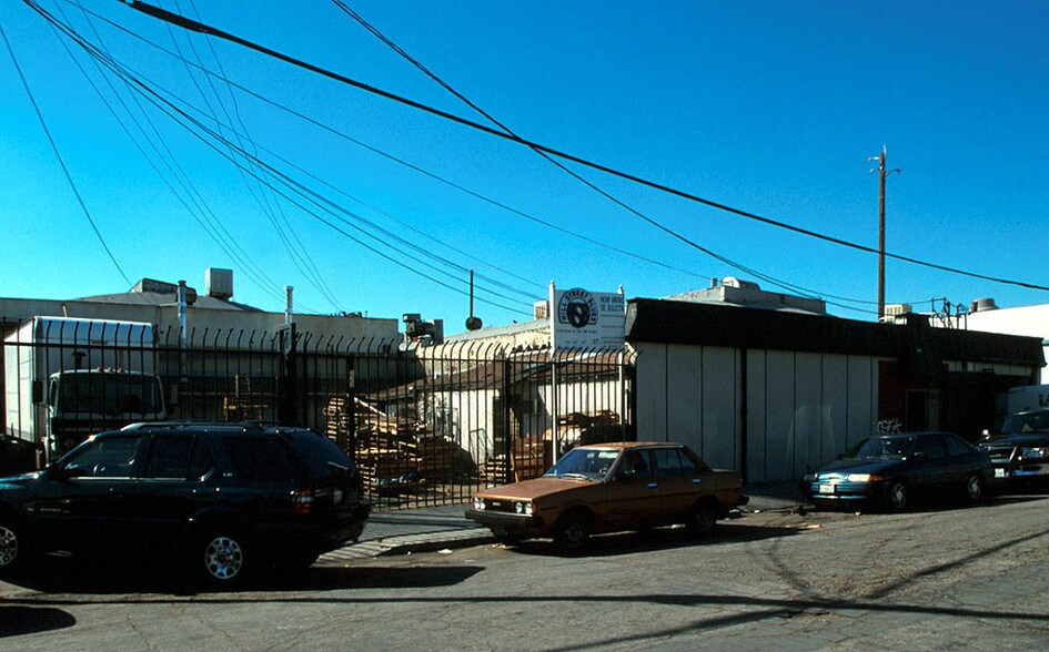 220 E 32nd St, Los Angeles, CA à vendre - Photo de l’immeuble – Image 2 sur 3