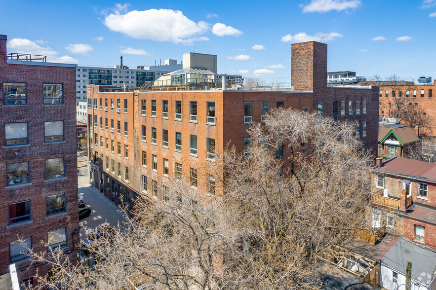 215 Spadina Ave, Toronto, ON à louer - Photo de l’immeuble – Image 3 sur 15