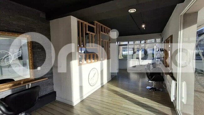 Plus de détails pour Local commercial à louer