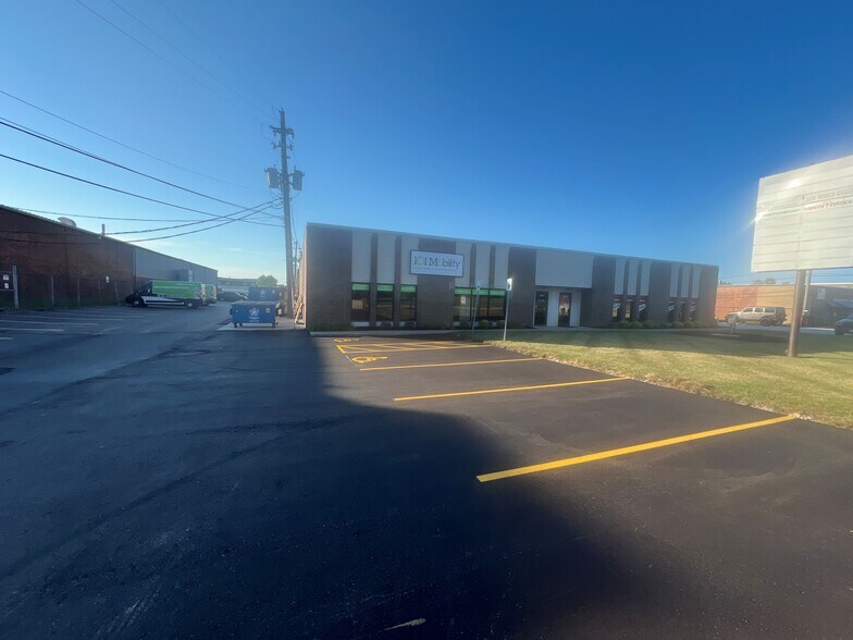 7471 Tyler Blvd, Mentor, OH à louer - Photo de l’immeuble – Image 3 sur 4