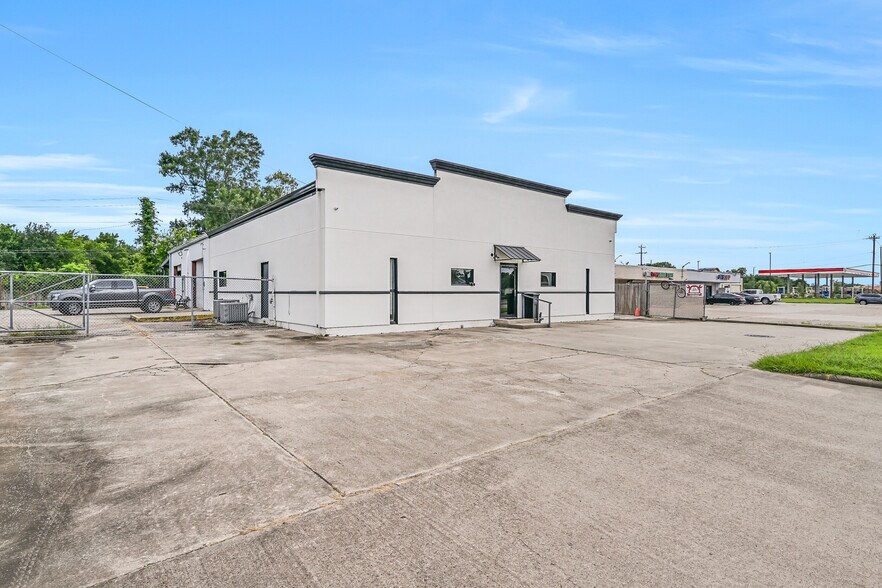 512 N Friendswood Dr, Friendswood, TX à louer - Photo de l’immeuble – Image 1 sur 23