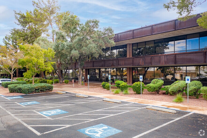 5451 Spring Mountain rd, Las Vegas, NV à vendre - Photo de l’immeuble – Image 2 sur 3