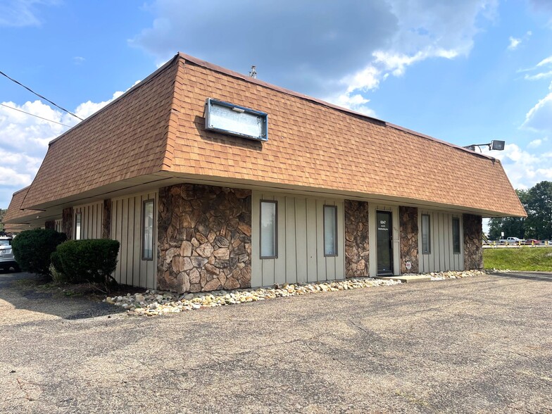 6947 Promway Ave NW, North Canton, OH à louer - Photo de l’immeuble – Image 1 sur 22