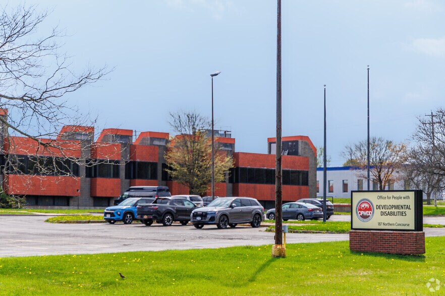 187 N Concourse, North Syracuse, NY à louer - Photo de l’immeuble – Image 2 sur 4