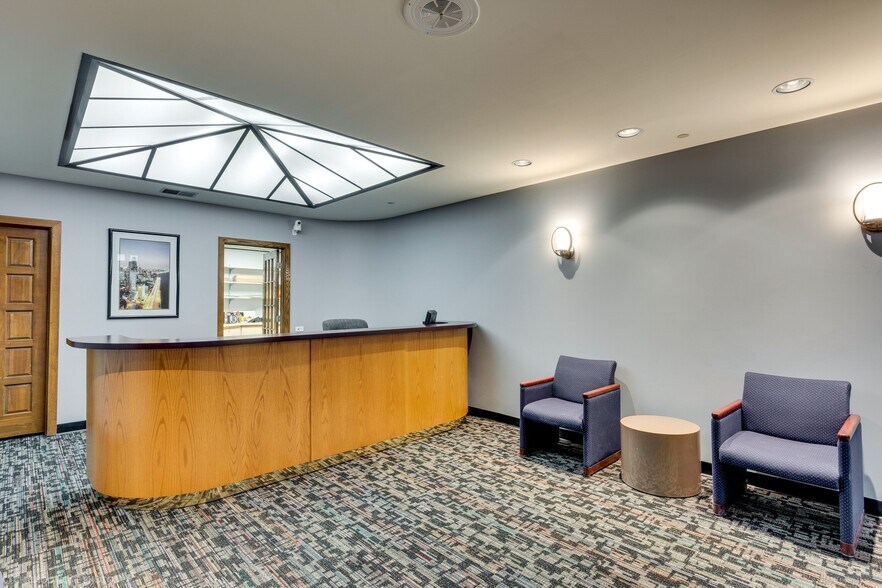 340 W Butterfield Rd, Elmhurst, IL à louer - Photo intérieure – Image 2 sur 4