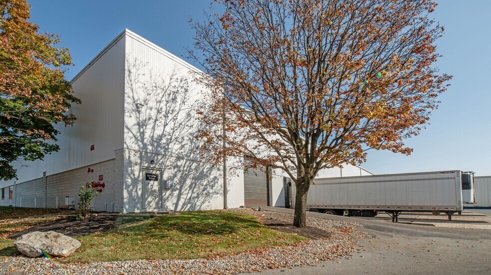 6390 Hedgewood Dr, Allentown, PA à louer - Photo de l’immeuble – Image 2 sur 4