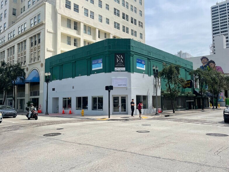 101 NE 2nd Ave, Miami, FL à louer - Photo de l’immeuble – Image 2 sur 8