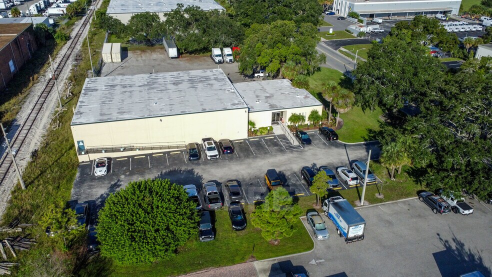2100 Premier Row, Orlando, FL à louer - Photo de l’immeuble – Image 3 sur 10