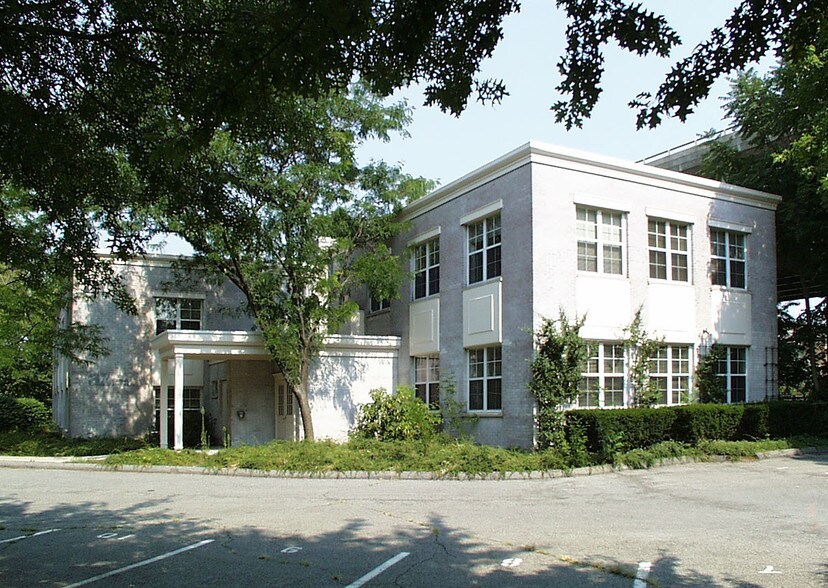 31 River Rd, Greenwich, CT à louer - Photo de l’immeuble – Image 2 sur 6