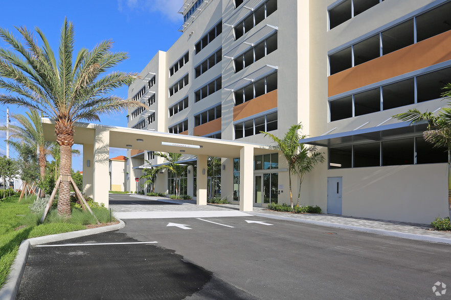 2801 NE 213th St, Aventura, FL à louer - Photo de l’immeuble – Image 1 sur 7