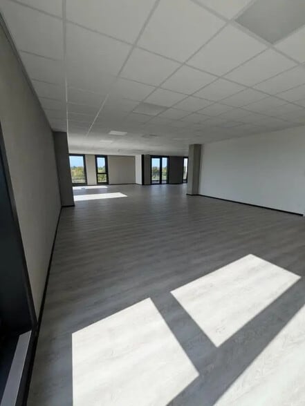 Bureau dans Saint-Martin-du-Vivier à louer - Photo de l’immeuble – Image 2 sur 4