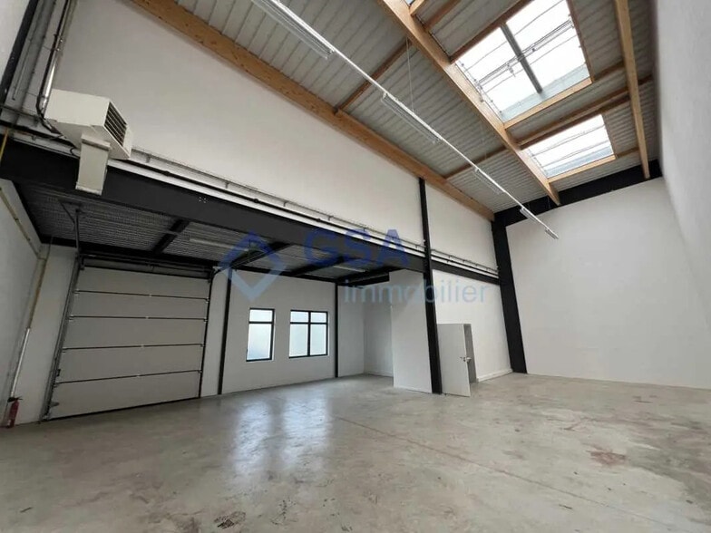 Local d'activités dans Lieusaint à vendre - Photo de l’immeuble – Image 1 sur 4