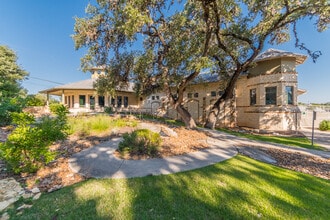 415 S School St, Boerne, TX à louer Photo de l’immeuble– Image 1 sur 2