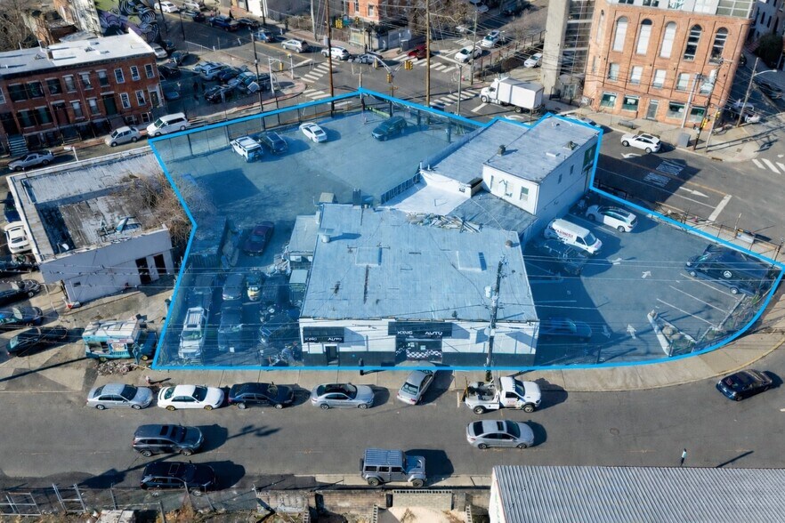 701 Grand St -mixed-use development site portefeuille de 7 biens à vendre sur LoopNet.fr - Photo de l’immeuble – Image 3 sur 10