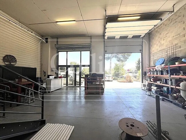 Plus de détails pour Local d'activités à louer