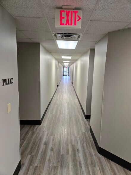 1910 Lakeland Dr, Jackson, MS à louer - Photo de l’immeuble – Image 3 sur 14