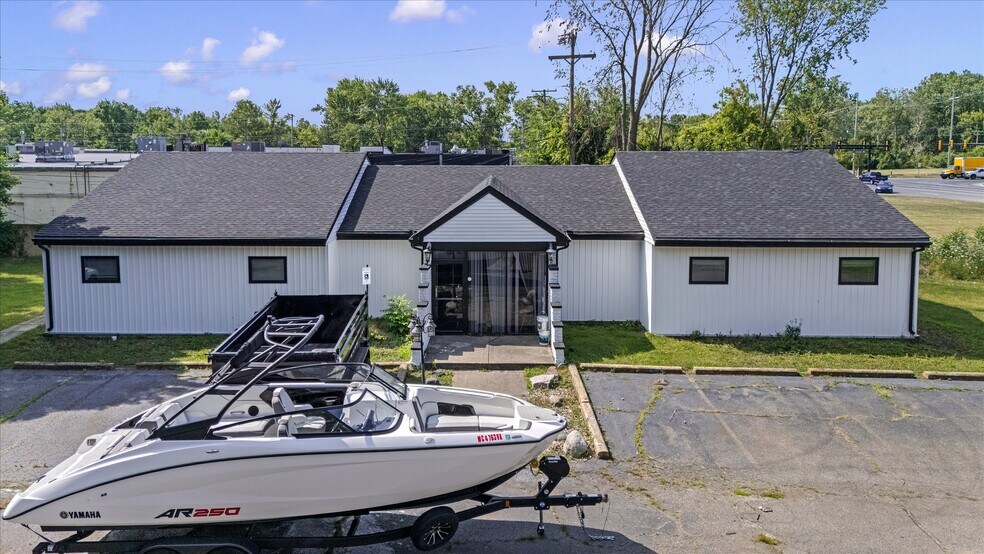 6971 Merriman Rd, Romulus, MI à louer - Photo de l’immeuble – Image 2 sur 17