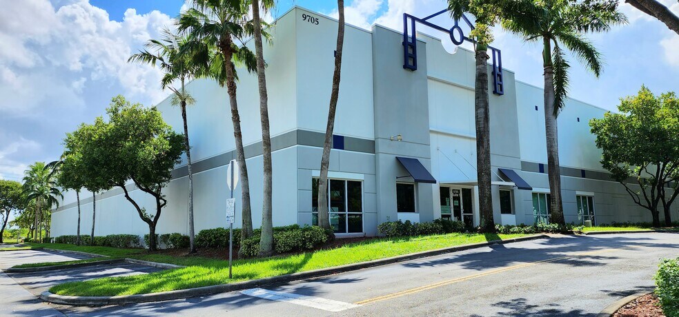 9705 NW 108th Ave, Medley, FL à louer - Photo de l’immeuble – Image 2 sur 3