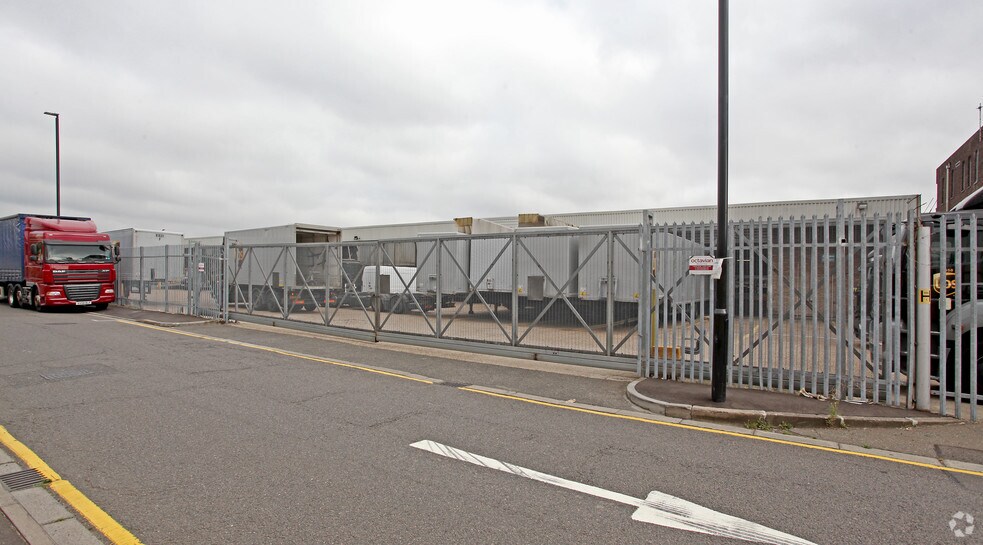 Central Way, Feltham à louer - Photo de l’immeuble – Image 2 sur 23