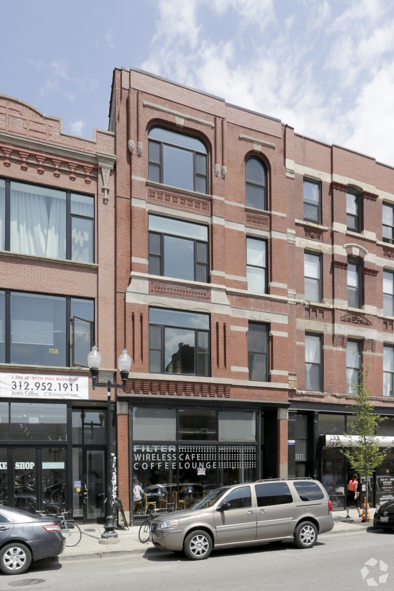 1373-1375 N Milwaukee Ave, Chicago, IL à louer Photo de l’immeuble– Image 1 sur 5
