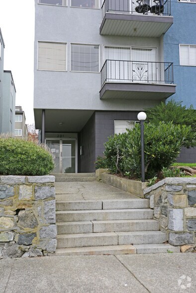 201 Carnarvon St, New Westminster, BC à vendre - Photo de l’immeuble – Image 2 sur 5