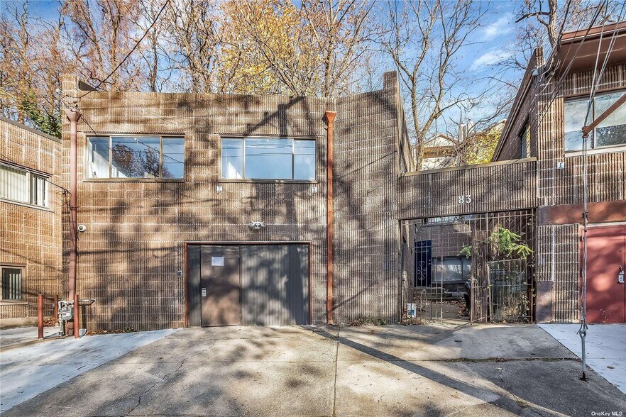 83 Watermill Ln, Great Neck, NY à vendre - Photo principale – Image 1 sur 20
