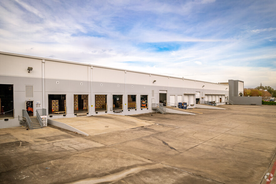 10650 W Airport Blvd, Stafford, TX à louer - Photo de l’immeuble – Image 3 sur 6